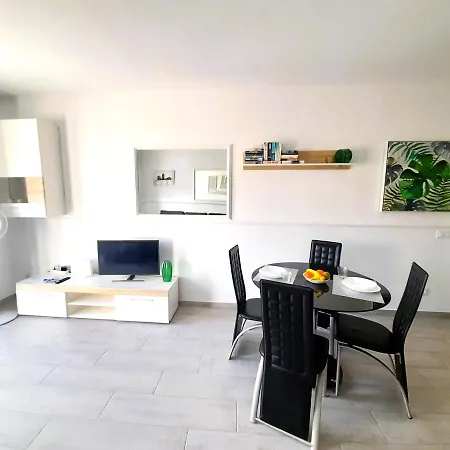 Semesterbostad Mareverde Elisa, 1 Bedroom & Wifi Free